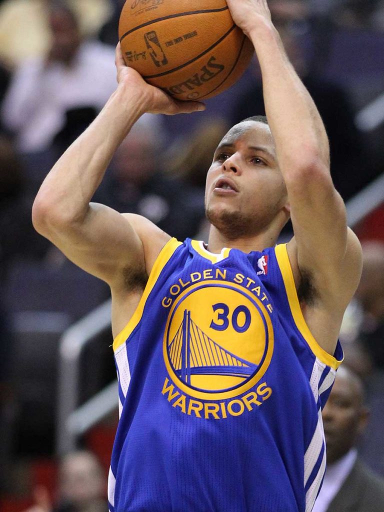 Steven Curry taking a basketball shot